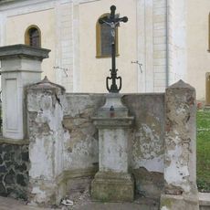 Kříž u kostela v Modlanech