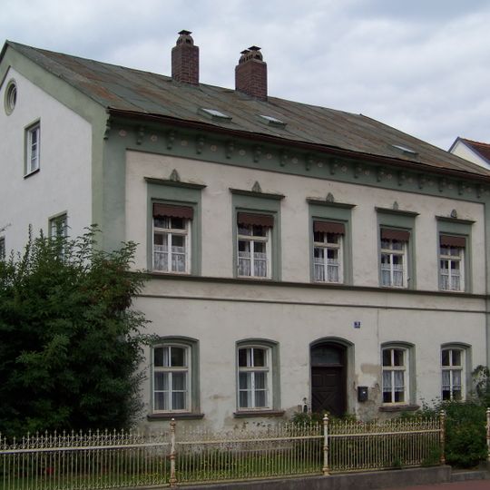 Wohnhaus mit Einfriedung
