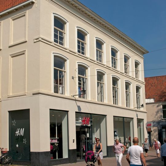 Pand met gepleisterde lijstgevel, kroonlijst op blokjes en jongere pui