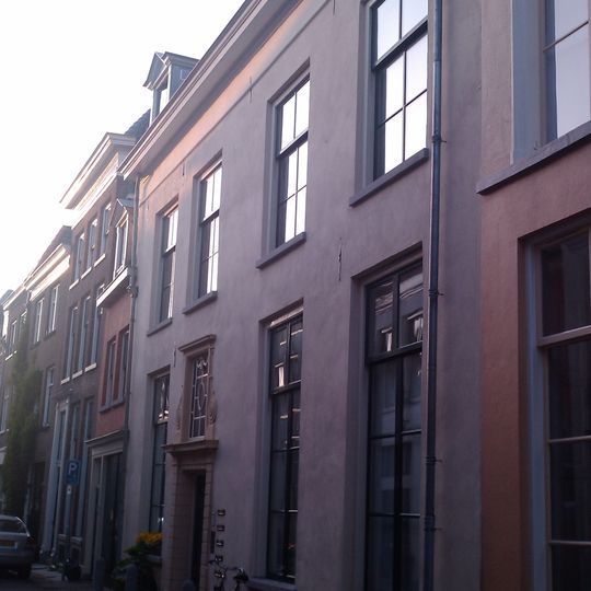 Onderkelderd pand met gepleisterde lijstgevel