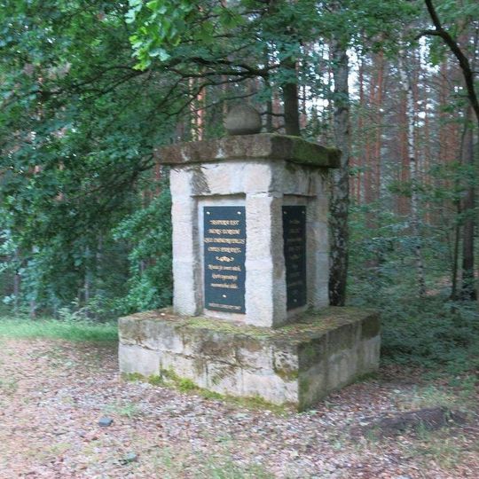 Pomník učitelů zákupské lesnické školy na vrcholu kopce u Kamenice