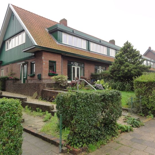 Rijtje van tien middenstandswoningen