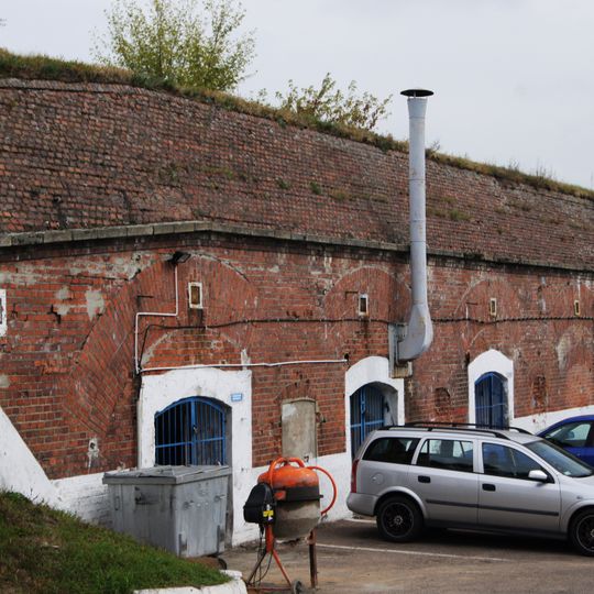 Schron piechoty nr J-7 wraz z nasypem ziemnym