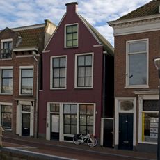 Pand onder zadeldak tegen puntgevel