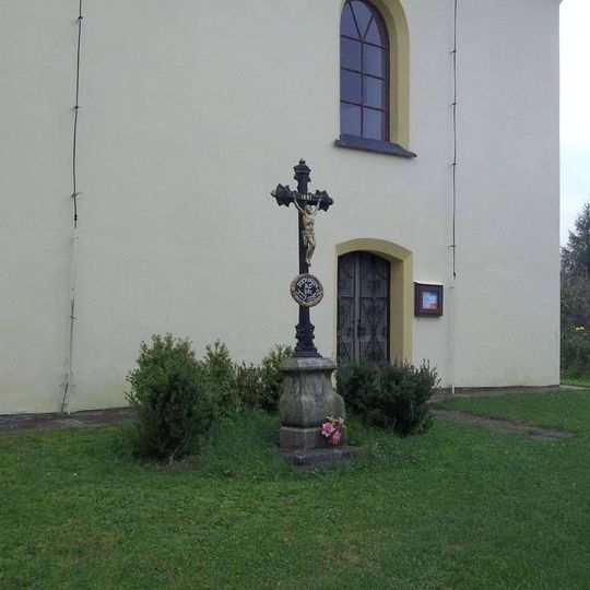 Kříž u kostela v Hojovicích