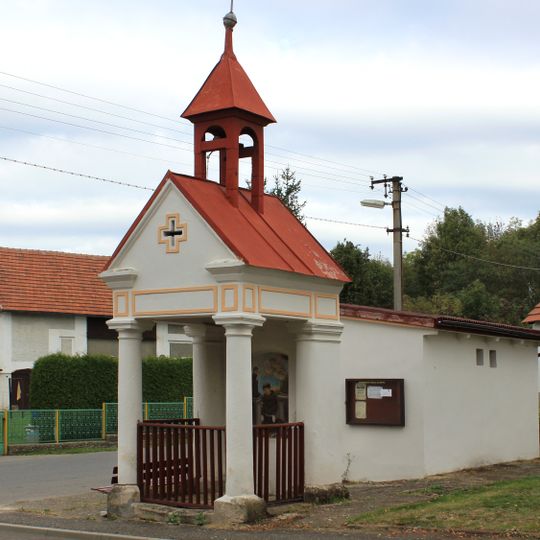 Kaplička se zvoničkou na návsi v Živoníně