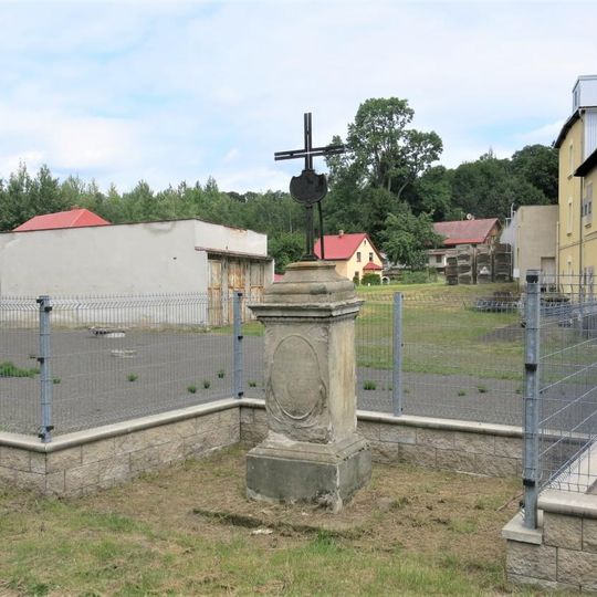 Kříž u průmyslového objektu naproti domu 262 v Mikulášovicích