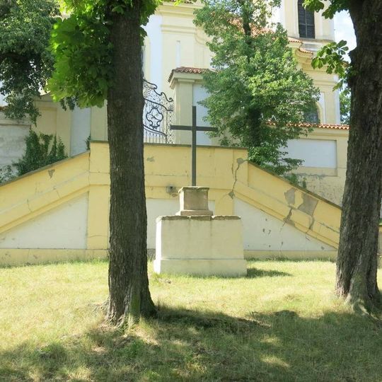 Kříž pod kostelem v Odolena Vodě
