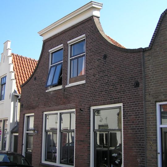 Huis met geverfde trapgevel