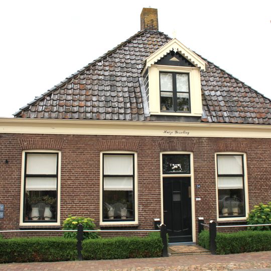 Hallenhuisboerderij met dwarsdeel in ambachtelijk-traditionele stijl