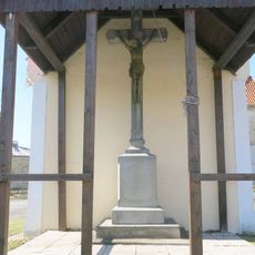 Kříž u kaple ve  Volenicích