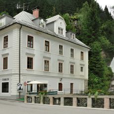 Wohn- und Geschäftshaus, Haus am Wasserfall