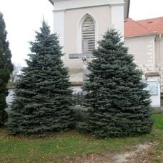 Kříž u kostelní zdi v Bezděkově