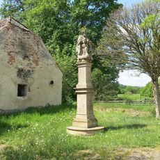 Sloup Nejsvětější Trojice u domu 25 v Úhošťanech