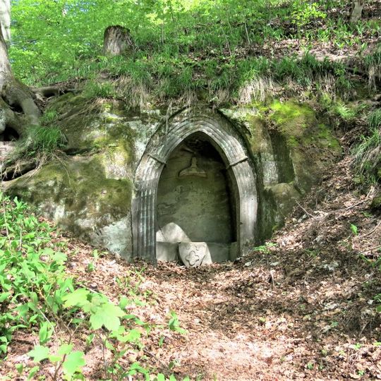 Skalní kaplička pod zříceninou hradu ve Svojkově