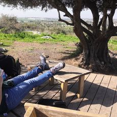 זולה (פינת חמד לנוח ולאכול) עם נוף יפה לכיוון מערב