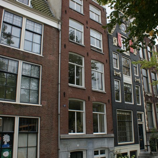 Pand met gevel in traditionele vormen onder rechte lijst