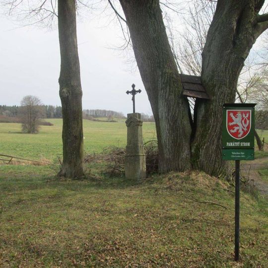 Kříž východně od Těchonic u rozcestí