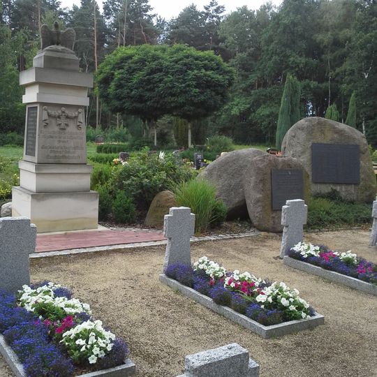 Friedhofshalle sowie Kriegerdenkmale für die Gefallenen des Ersten und Zweiten Weltkrieges Tiergartenstraße 2