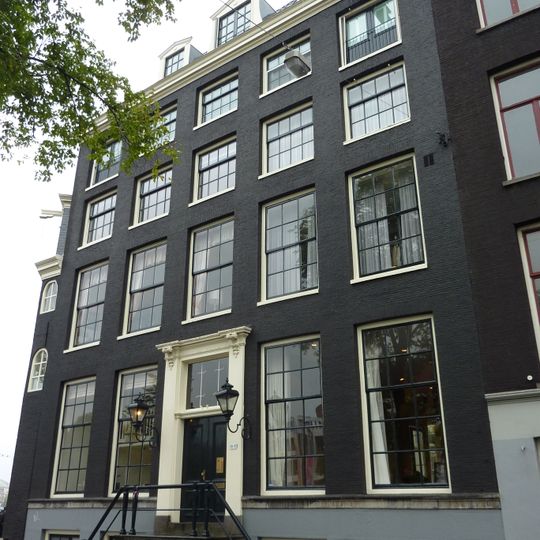 Dubbel huis met gevel onder rechte lijst waarvan de balustrade is verdwenen