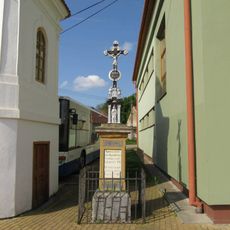 Kříž v Senoradech u zvonice  na návsi