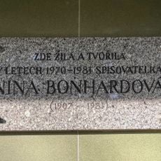 Plaque to Nina Bonhardová