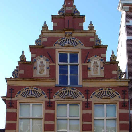 Pand met versierde trapgevel met reliëfs van Johannes de Doper en Johannes de Evangelist