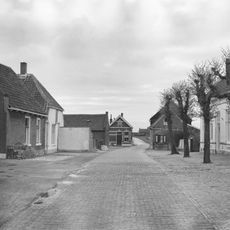 Fors pand met lijstgevel aan de straat