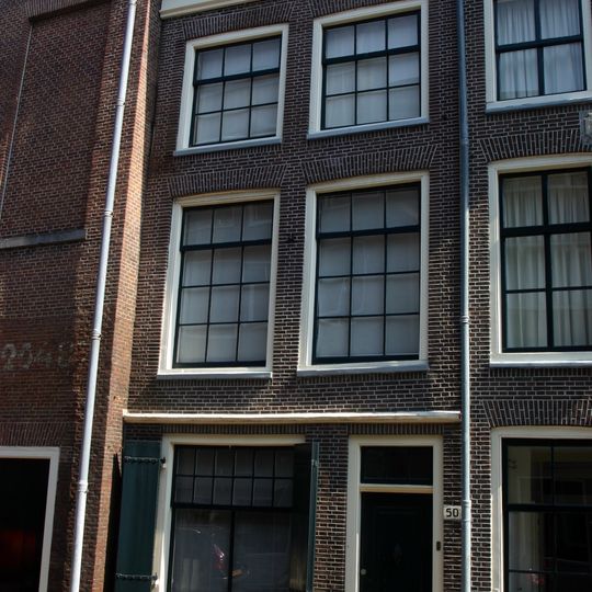 Pand met gevel met rechte kroonlijst