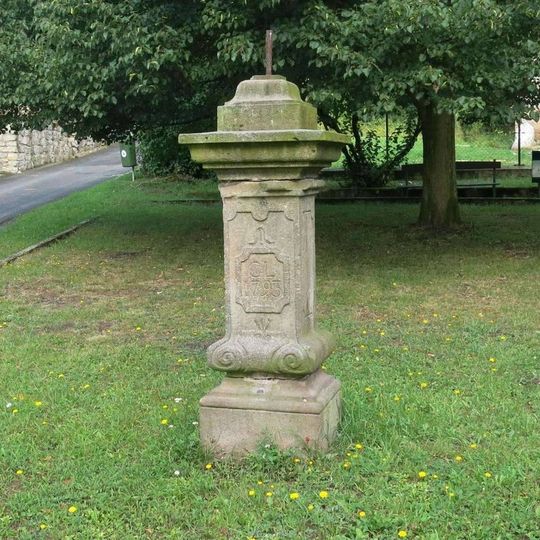 Podstavec s ulomeným křížem v Horní ulici v Hrobu