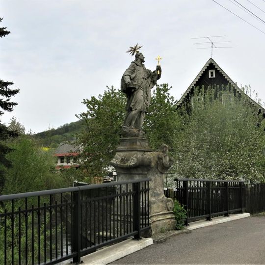 Socha svatého Jana Nepomuckého na mostě ve Velenicích