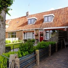 Pand onder laag zadeldak met dakkapel (maakt een geheel uit met de nrs. 1 en 5)