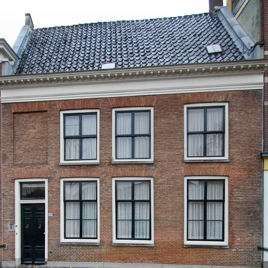 Pand onder dwars zadeldak