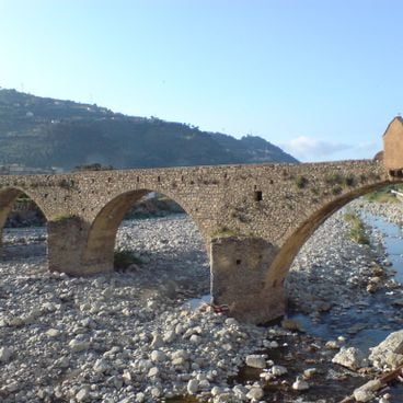 Liguria'da sahil kasabaları ve tarihi köyler