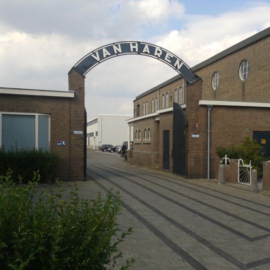 Complex Van Haren: poort