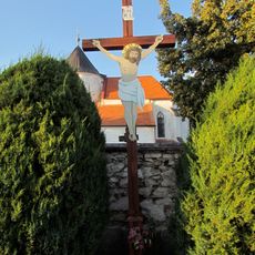 Kříž u kostela sv. Barbory v Častohosticích