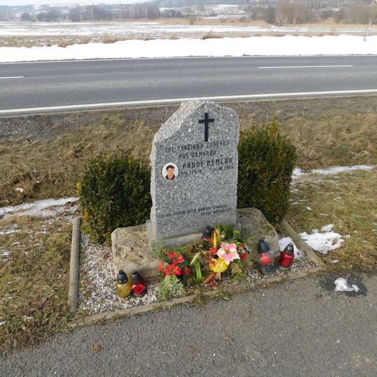 Pomník Pavola Němčáka u silnice z Lán na Slovanku