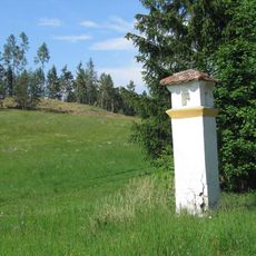 Výklenková kaplička u křižovatky silnic východně od Stříteže