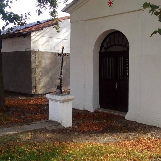 Kříž u kaple v Neuměřicích