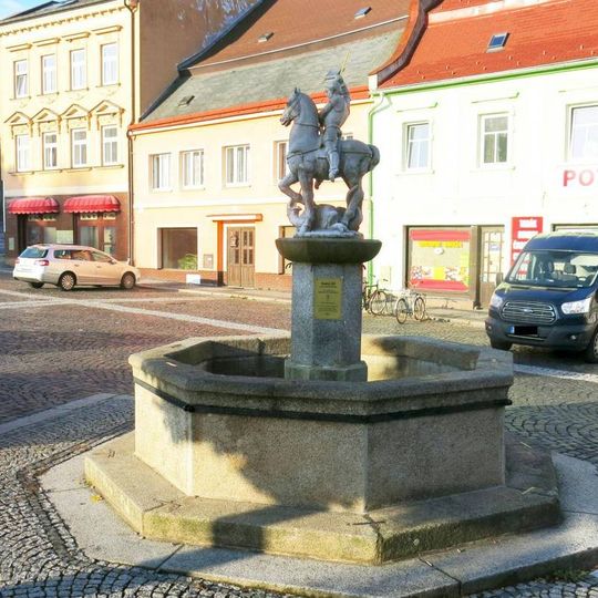 Kašna se svatým Jiřím v centru Chřibské