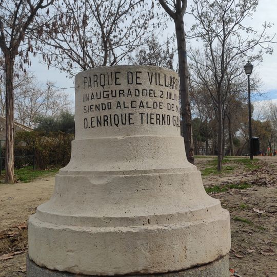 Monolito conmemorativo del parque Villarrosa