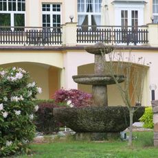 Kašna před lázněmi v Dubí