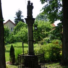 Sloup se sochou Panny Marie s Ježíškem