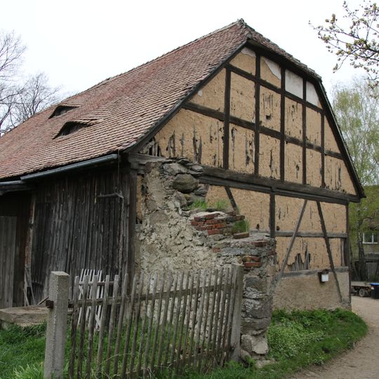 Wohnstallhaus und zwei Scheunen eines Dreiseithofes An der Hohle 2