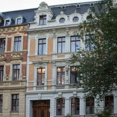 Mietshaus in geschlossener Bebauung mit Vorgarten Augustastraße 34