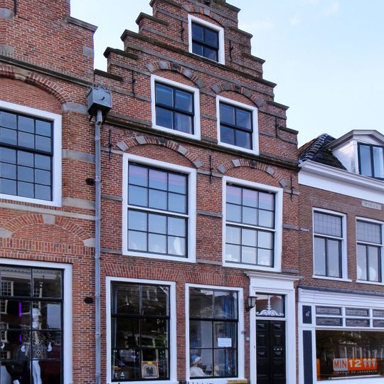 Woonhuis met verdieping, zolder- en vlieringverdieping tegen trapgevel