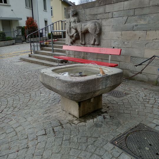 Brunnen mit Wandplastik "Knabe mit Hund"
