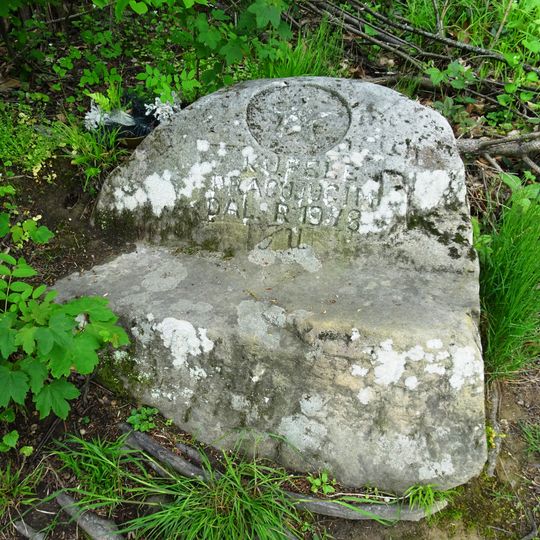 Pomník nejasného účelu v Lázeňském parku v Luhačovicích