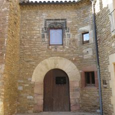 Portal i finestra gòtica de l'habitatge al carrer de Dalt, 3