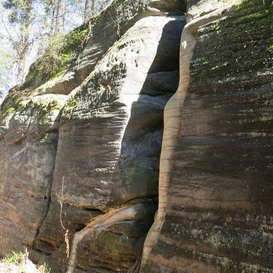 Skalní reliéf Sen u lesní cesty v Brništi